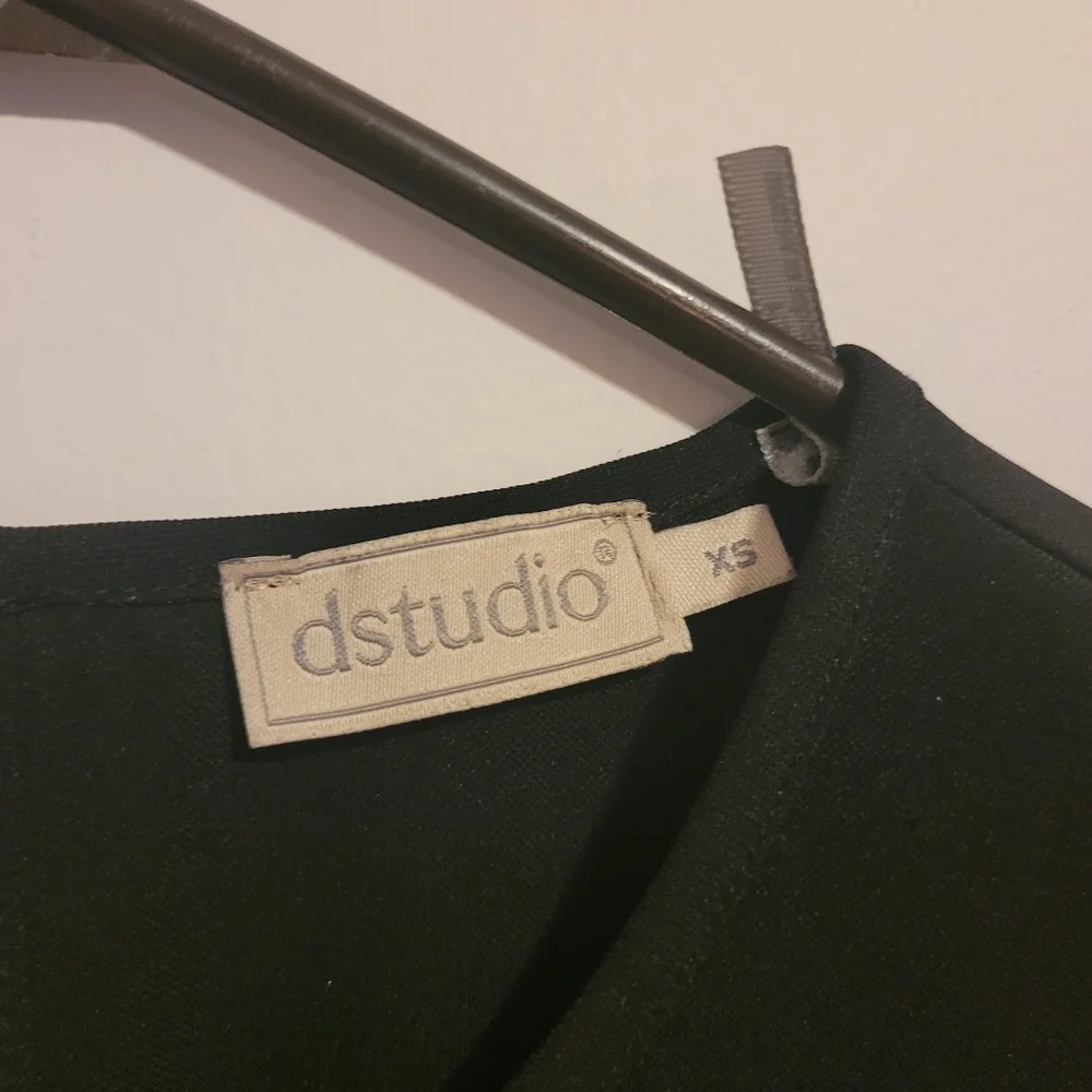 dstudio Women's Ruffle Sleeve Top - Picture 4 of 7